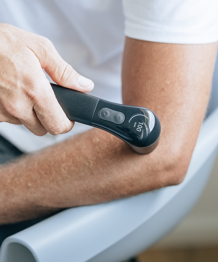 Lokale Vibrationstherapie bei der Behandlung von Tennisarm Beschwerden